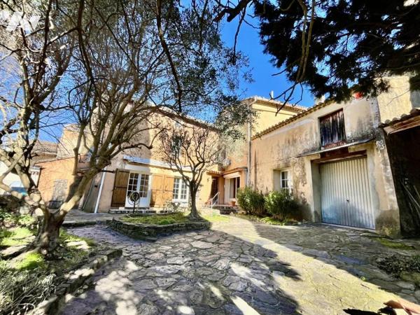 Maison de village avec cour, jardin, garage et dépendances à Saint Nazaire