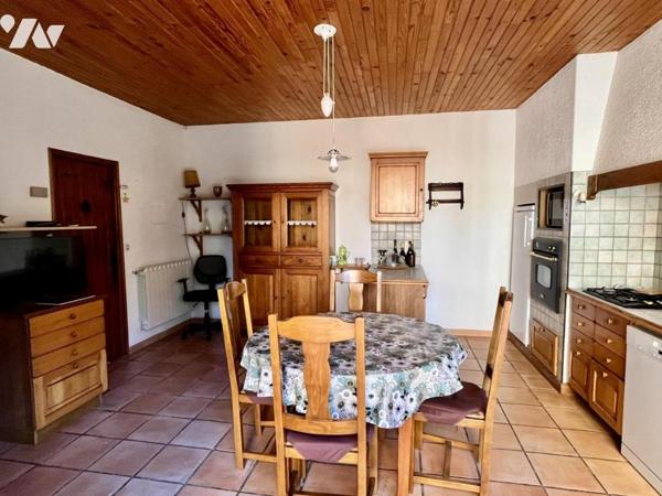 Maison de village avec cour, jardin, garage et dépendances à Saint Nazaire