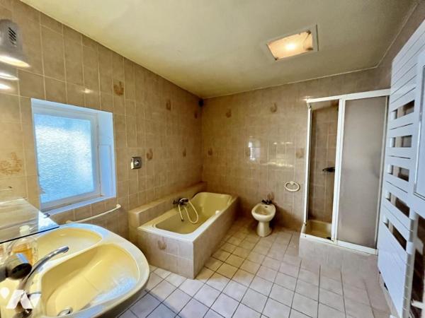 Maison de village avec cour, jardin, garage et dépendances à Saint Nazaire