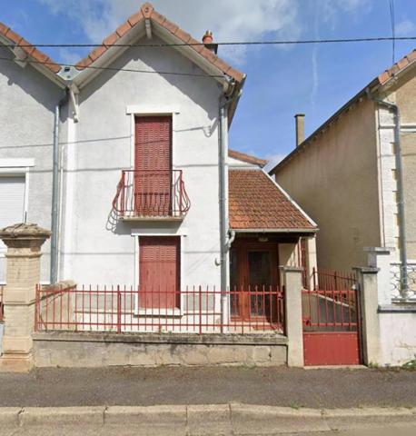 Petite maison près du centre à rénover avec jardin