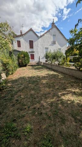 Petite maison près du centre à rénover avec jardin