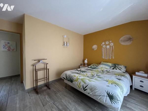 Sur la commune du Teil , maison de ville de 105m2 hab , cour privative et caves.