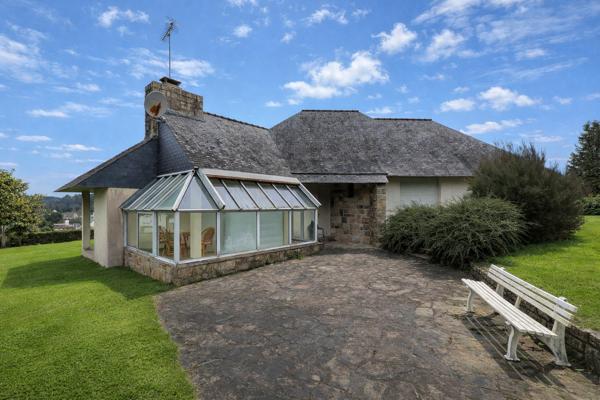 Saint-Évarzec (29170) Grande propiété de 5700 m² terrain constructible avec maison d'architecte de 130m² et hangar de stockage ou ga