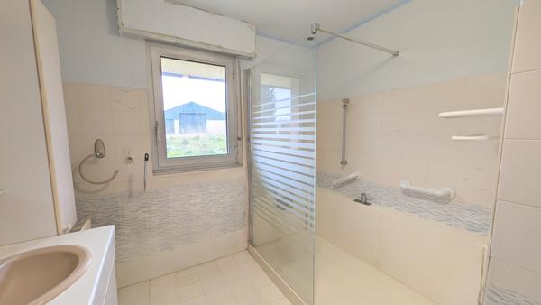 Saint-Évarzec (29170) Grande propiété de 5700 m² terrain constructible avec maison d'architecte de 130m² et hangar de stockage ou ga