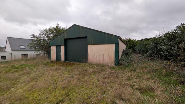 Saint-Évarzec (29170) Grande propiété de 5700 m² terrain constructible avec maison d'architecte de 130m² et hangar de stockage ou ga