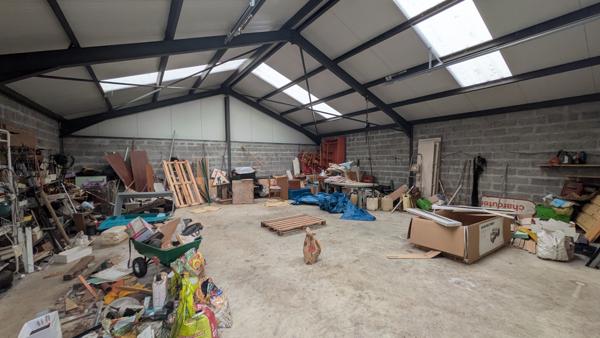 Saint-Évarzec (29170) Grande propiété de 5700 m² terrain constructible avec maison d'architecte de 130m² et hangar de stockage ou ga