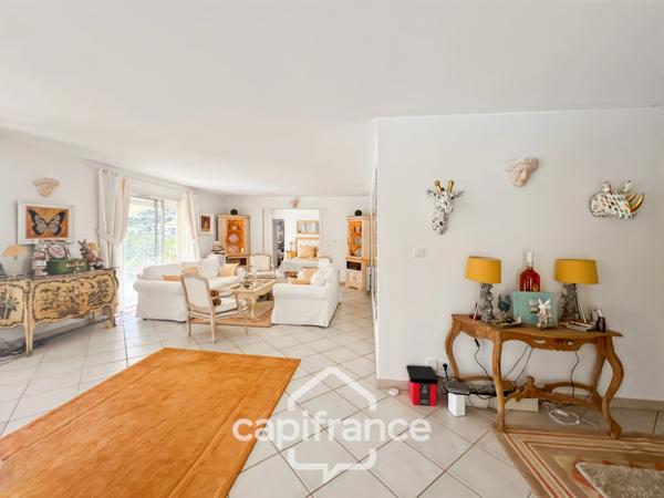 Propriété à vendre 6 pièces LA LONDE LES MAURES (83)- Domaine de Valcros.