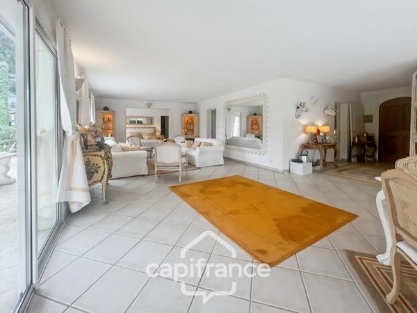 Propriété à vendre 6 pièces LA LONDE LES MAURES (83)- Domaine de Valcros.