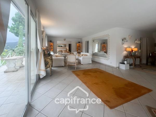 Propriété à vendre 6 pièces LA LONDE LES MAURES (83)- Domaine de Valcros.