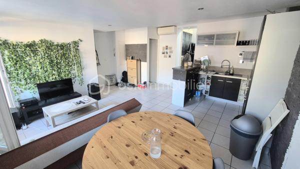 Très bel appartement de type 2 de 47 m² comprenant une grande pièce de vie avec cuisine ouverte équipée, une chambre avec un grand dressing, une salle d'eau ainsi qu'un WC indépendant.
Situé au 3ème et dernier étage d'une maison de village divisée en 3 appartements.
Petite copropriété parfaitement entretenue.
Aucuns travaux.