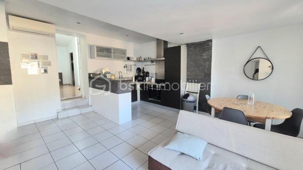 Très bel appartement de type 2 de 47 m² comprenant une grande pièce de vie avec cuisine ouverte équipée, une chambre avec un grand dressing, une salle d'eau ainsi qu'un WC indépendant.
Situé au 3ème et dernier étage d'une maison de village divisée en 3 appartements.
Petite copropriété parfaitement entretenue.
Aucuns travaux.