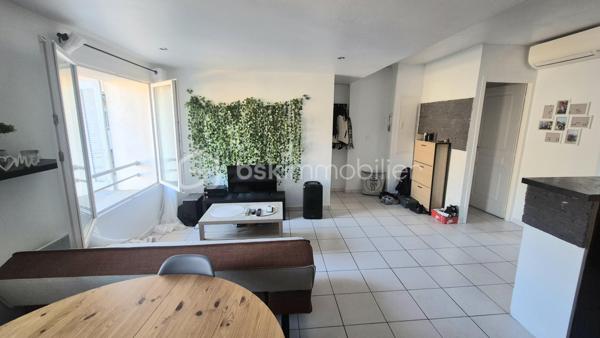 Très bel appartement de type 2 de 47 m² comprenant une grande pièce de vie avec cuisine ouverte équipée, une chambre avec un grand dressing, une salle d'eau ainsi qu'un WC indépendant.
Situé au 3ème et dernier étage d'une maison de village divisée en 3 appartements.
Petite copropriété parfaitement entretenue.
Aucuns travaux.