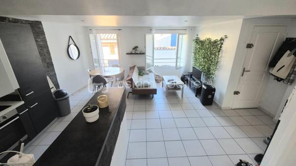 Très bel appartement de type 2 de 47 m² comprenant une grande pièce de vie avec cuisine ouverte équipée, une chambre avec un grand dressing, une salle d'eau ainsi qu'un WC indépendant.
Situé au 3ème et dernier étage d'une maison de village divisée en 3 appartements.
Petite copropriété parfaitement entretenue.
Aucuns travaux.