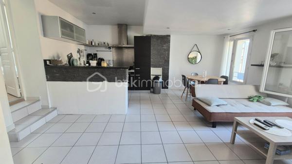 Très bel appartement de type 2 de 47 m² comprenant une grande pièce de vie avec cuisine ouverte équipée, une chambre avec un grand dressing, une salle d'eau ainsi qu'un WC indépendant.
Situé au 3ème et dernier étage d'une maison de village divisée en 3 appartements.
Petite copropriété parfaitement entretenue.
Aucuns travaux.