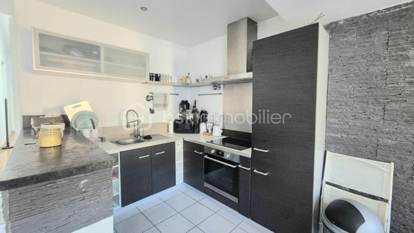 Très bel appartement de type 2 de 47 m² comprenant une grande pièce de vie avec cuisine ouverte équipée, une chambre avec un grand dressing, une salle d'eau ainsi qu'un WC indépendant.
Situé au 3ème et dernier étage d'une maison de village divisée en 3 appartements.
Petite copropriété parfaitement entretenue.
Aucuns travaux.
