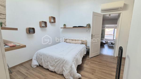 Très bel appartement de type 2 de 47 m² comprenant une grande pièce de vie avec cuisine ouverte équipée, une chambre avec un grand dressing, une salle d'eau ainsi qu'un WC indépendant.
Situé au 3ème et dernier étage d'une maison de village divisée en 3 appartements.
Petite copropriété parfaitement entretenue.
Aucuns travaux.