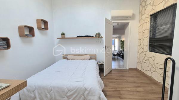Très bel appartement de type 2 de 47 m² comprenant une grande pièce de vie avec cuisine ouverte équipée, une chambre avec un grand dressing, une salle d'eau ainsi qu'un WC indépendant.
Situé au 3ème et dernier étage d'une maison de village divisée en 3 appartements.
Petite copropriété parfaitement entretenue.
Aucuns travaux.