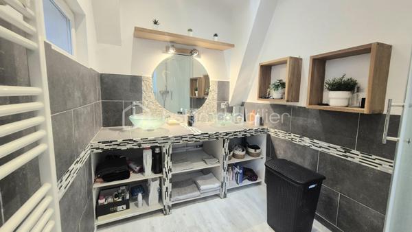 Très bel appartement de type 2 de 47 m² comprenant une grande pièce de vie avec cuisine ouverte équipée, une chambre avec un grand dressing, une salle d'eau ainsi qu'un WC indépendant.
Situé au 3ème et dernier étage d'une maison de village divisée en 3 appartements.
Petite copropriété parfaitement entretenue.
Aucuns travaux.