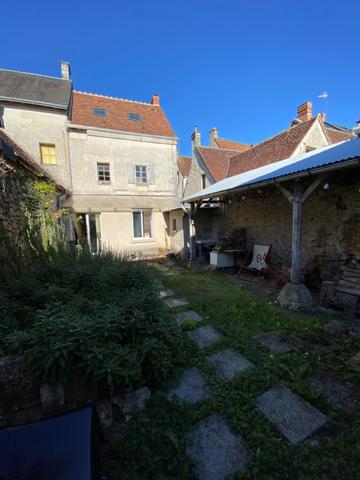 Jolie maison de village avec cour et dépendances