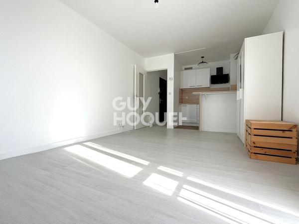 A LOUER, studio en rez-de-chaussée proche commerces avec parking et cave.