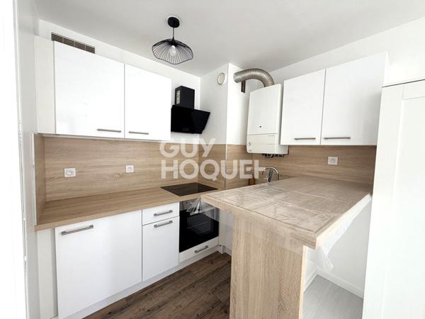 A LOUER, studio en rez-de-chaussée proche commerces avec parking et cave.