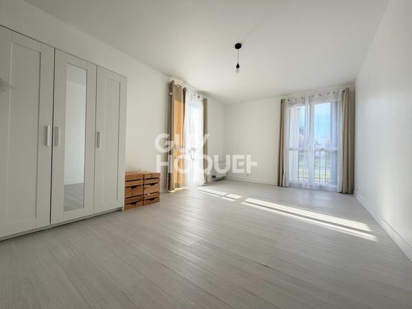 A LOUER, studio en rez-de-chaussée proche commerces avec parking et cave.