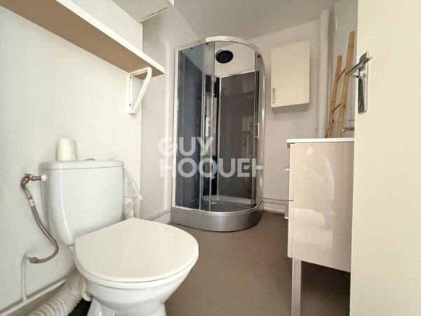 A LOUER, studio en rez-de-chaussée proche commerces avec parking et cave.