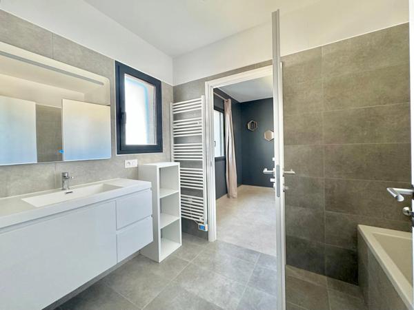 Belle maison contemporaine T4 avec piscine et vue mer