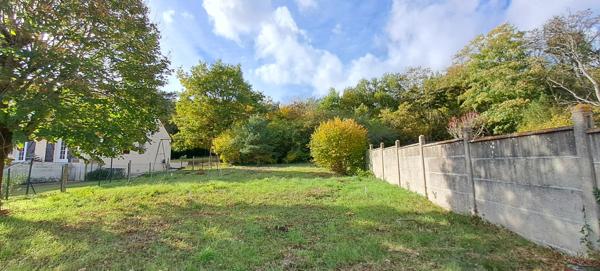 Terrain à vendre à Étréchy dans un écrin de verdure.
