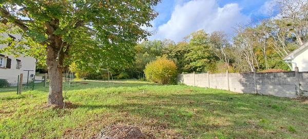 Terrain à vendre à Étréchy dans un écrin de verdure.