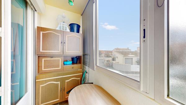 NARBONNE-PLAGE (PORT). Appartement T2 avec loggia. Parking extérieur public.