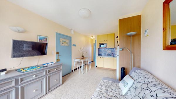 NARBONNE-PLAGE (PORT). Appartement T2 avec loggia. Parking extérieur public.
