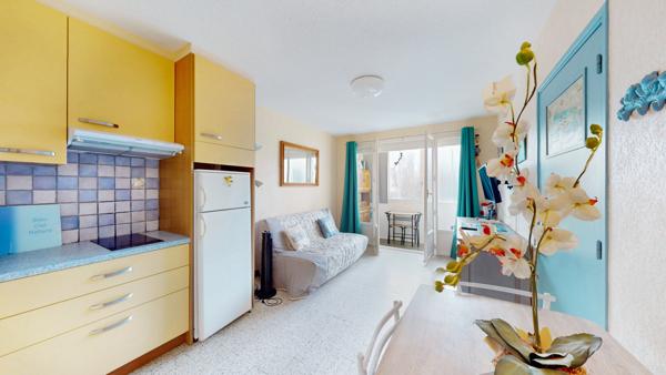 NARBONNE-PLAGE (PORT). Appartement T2 avec loggia. Parking extérieur public.
