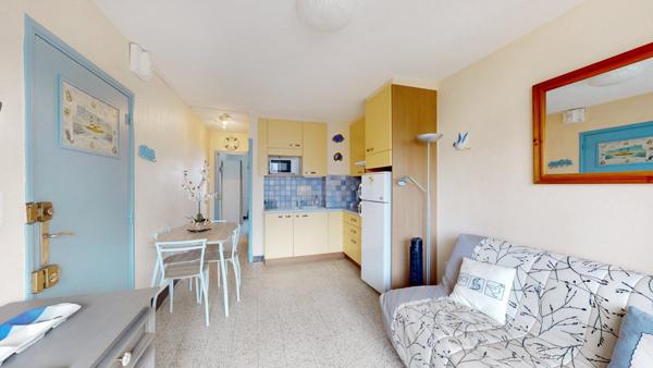 NARBONNE-PLAGE (PORT). Appartement T2 avec loggia. Parking extérieur public.