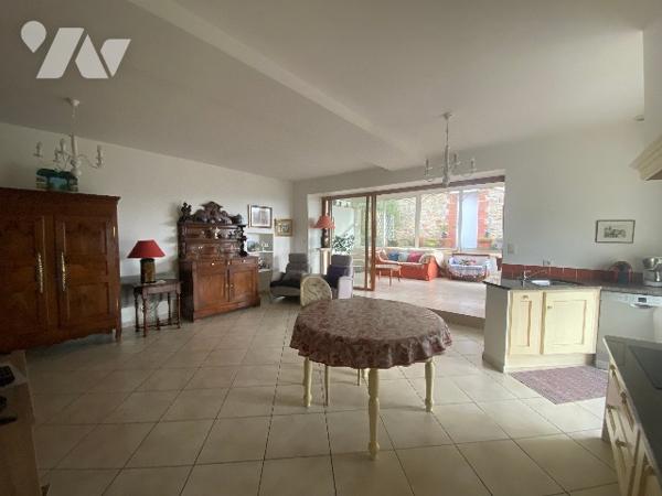 Maison d'environ 104 m² comprenant 2 chambres et 2 salle de bains. Terrasse, atelier, et 2 garages.