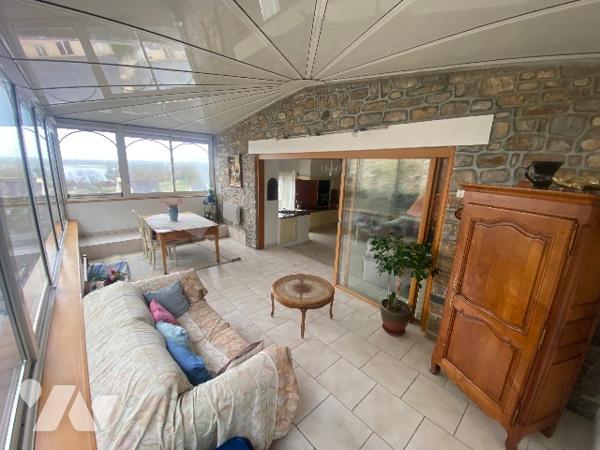 Maison d'environ 104 m² comprenant 2 chambres et 2 salle de bains. Terrasse, atelier, et 2 garages.