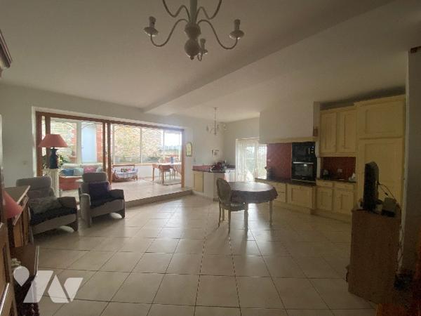 Maison d'environ 104 m² comprenant 2 chambres et 2 salle de bains. Terrasse, atelier, et 2 garages.