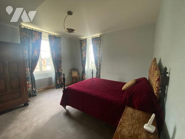 Maison d'environ 104 m² comprenant 2 chambres et 2 salle de bains. Terrasse, atelier, et 2 garages.