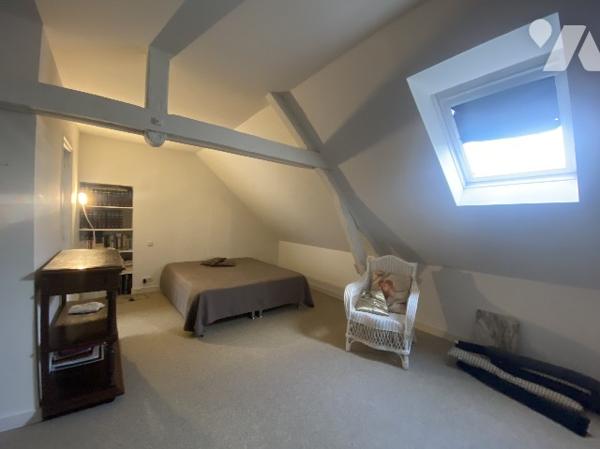 Maison d'environ 104 m² comprenant 2 chambres et 2 salle de bains. Terrasse, atelier, et 2 garages.