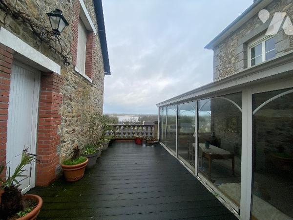 Maison d'environ 104 m² comprenant 2 chambres et 2 salle de bains. Terrasse, atelier, et 2 garages.