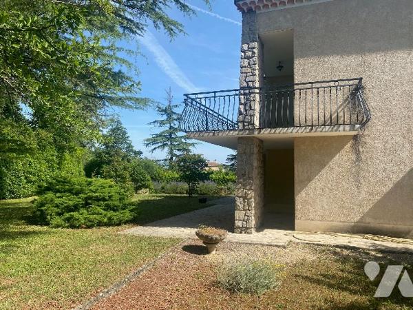 SOUS OFFRE // A vendre maison au calme avec forêt à proximité du centre ville.