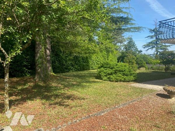 SOUS OFFRE // A vendre maison au calme avec forêt à proximité du centre ville.