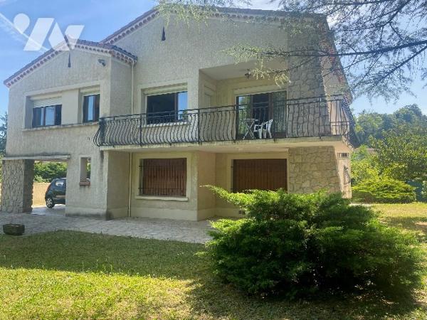 SOUS OFFRE // A vendre maison au calme avec forêt à proximité du centre ville.