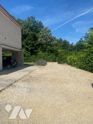 SOUS OFFRE // A vendre maison au calme avec forêt à proximité du centre ville.