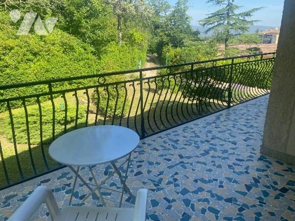 SOUS OFFRE // A vendre maison au calme avec forêt à proximité du centre ville.
