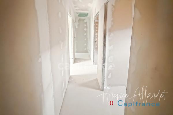 T4 duplex entièrement rénové avec goût – avec prestations de qualité – terrasse et stationnements- SAINT OFFENGE (73)