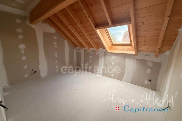 T4 duplex entièrement rénové avec goût – avec prestations de qualité – terrasse et stationnements- SAINT OFFENGE (73)