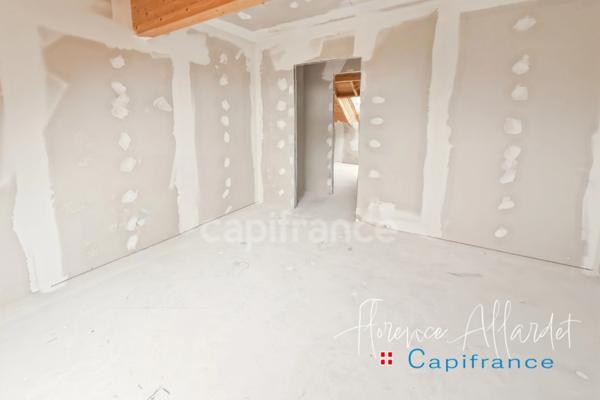 T4 duplex entièrement rénové avec goût – avec prestations de qualité – terrasse et stationnements- SAINT OFFENGE (73)