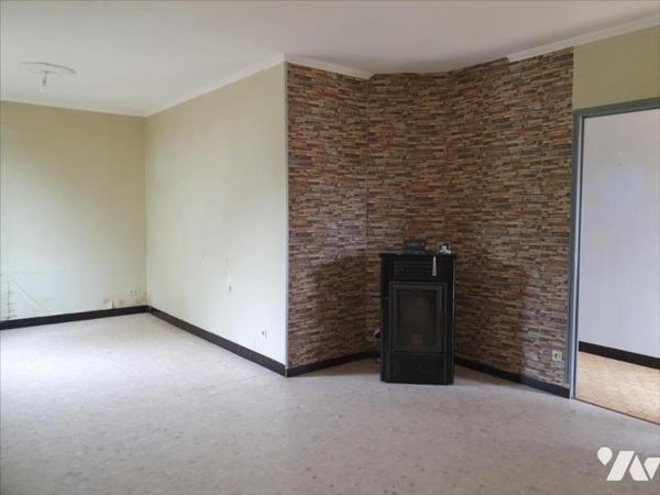 A VENDRE A FERE CHAMPENOISE - MAISON sur sous-sol sur vaste terrain clos