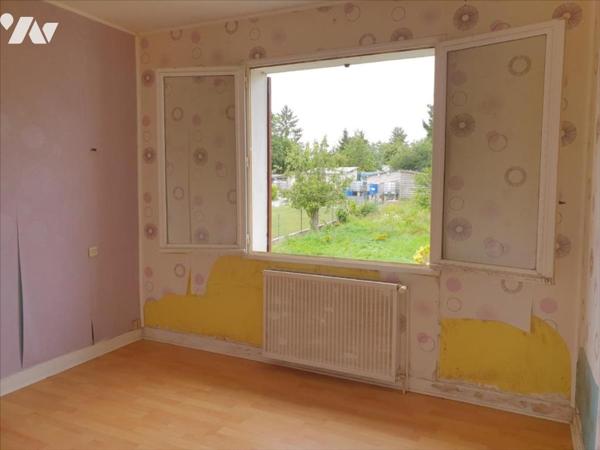 A VENDRE A FERE CHAMPENOISE - MAISON sur sous-sol sur vaste terrain clos